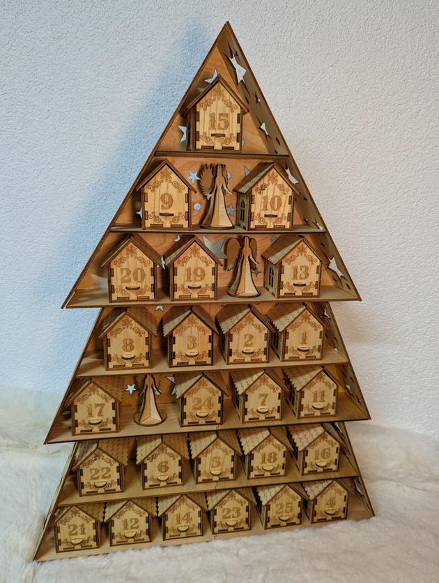 Handgefertigter Adventskalender in Tannenbaumform mit kleinen Holzhäusern