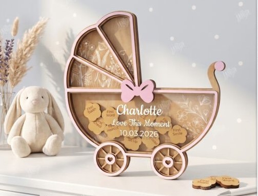 Personalisierter Kinderwagen aus Holz als Erinnerung zur Geburt