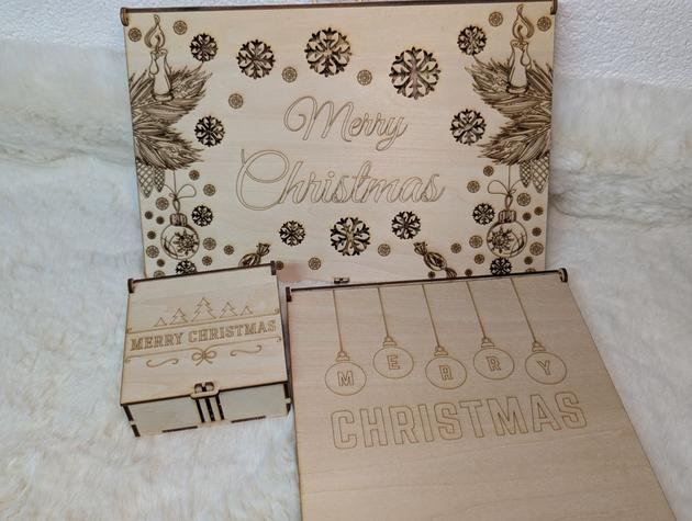 Weihnachtsboxen aus Holz mit gravierten Motiven und Anhängern